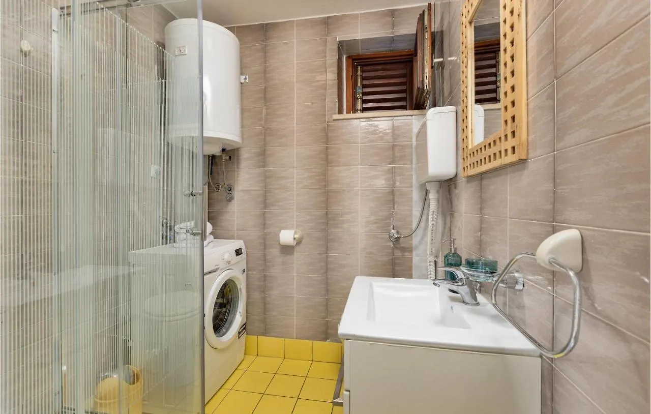 Stunning Home In Pinezici With 4 Bedrooms And Wifi