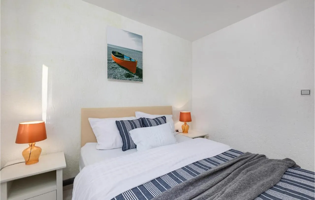 Stunning Home In Pinezici With 4 Bedrooms And Wifi Pinezići