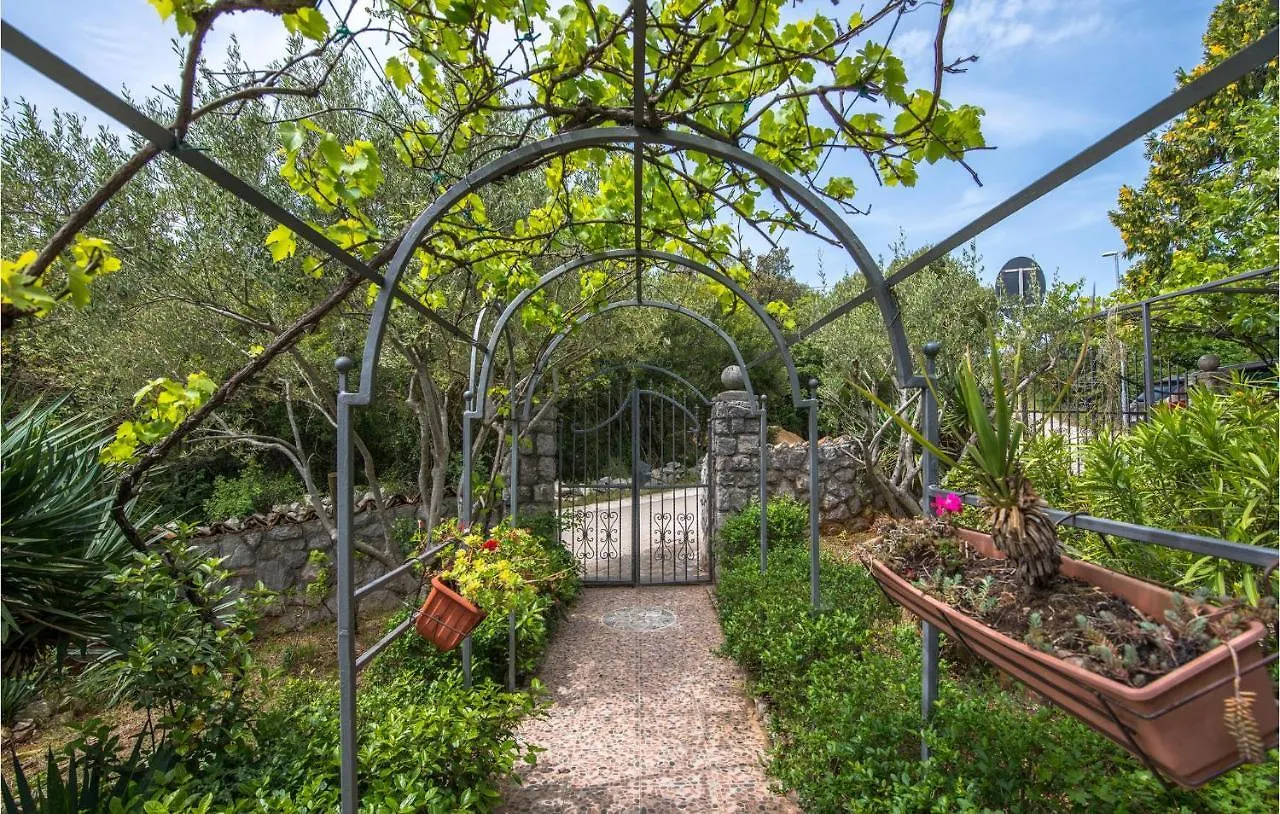 Stunning Home In Pinezici With 4 Bedrooms And Wifi