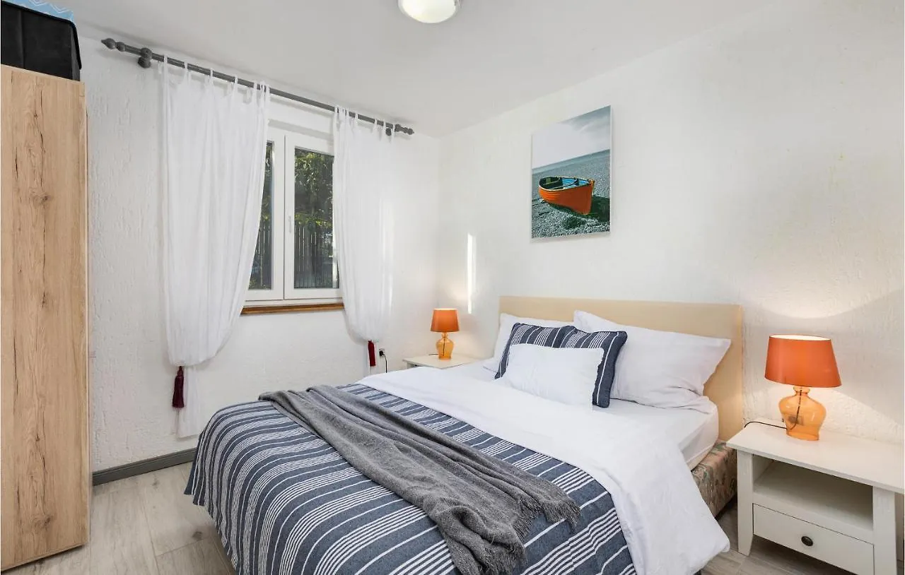 Stunning Home In Pinezici With 4 Bedrooms And Wifi 0*, Pinezići
