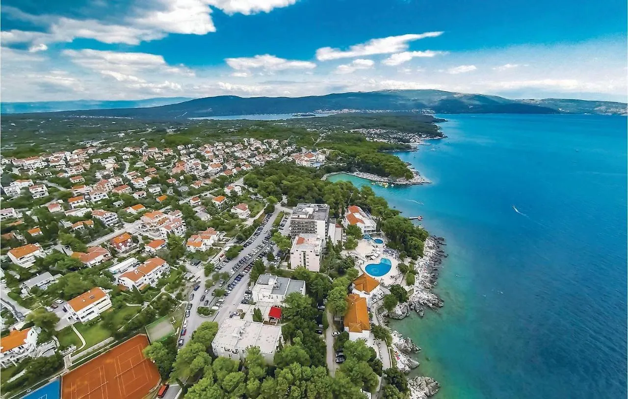 Stunning Home In Pinezici With 4 Bedrooms And Wifi